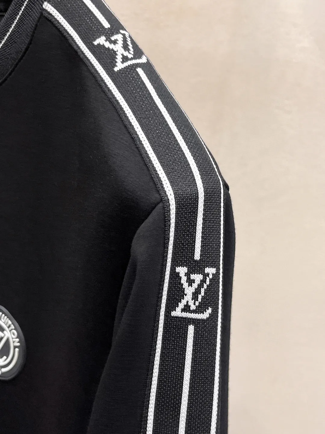 🅿️540 [LV Louis Vuitton] hot-selling suit is coming. Focus on the original version of the official website. 2025 new hot-selling round neck sweatshirt suit. The original order is the best 🇭🇰. It is the meticulous work of top designers for a fitting and perfect upper body effect. All-natural high-quality Tencel Roman cotton 100%, close-fitting comfort, noble and elegant! Original hardware embodies elegance and nobility! Counter size: M-3XL (maximum wear up to 190 pounds)